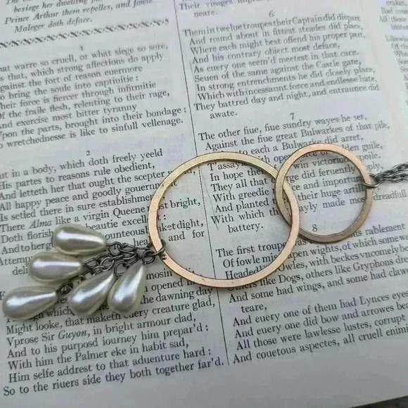 Vintage necklace with hoops and  faux pearls - Picture 2 of 8